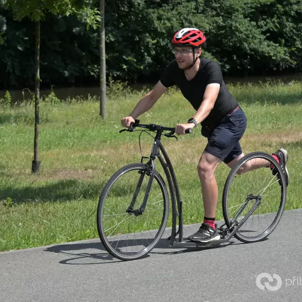 Mibo Tourist s Bolkem za řízením