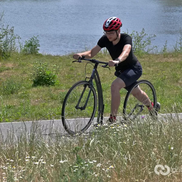 Mibo Tourist – jako u každé koloběžky s velkým zadním kolem je třeba při dlouhém odrazu dávat pozor na sedací partie :-)