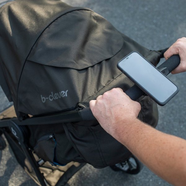 Když je třeba mít mobil na očích i při vycházce s kočárkem… | Zdroj foto Peak Design