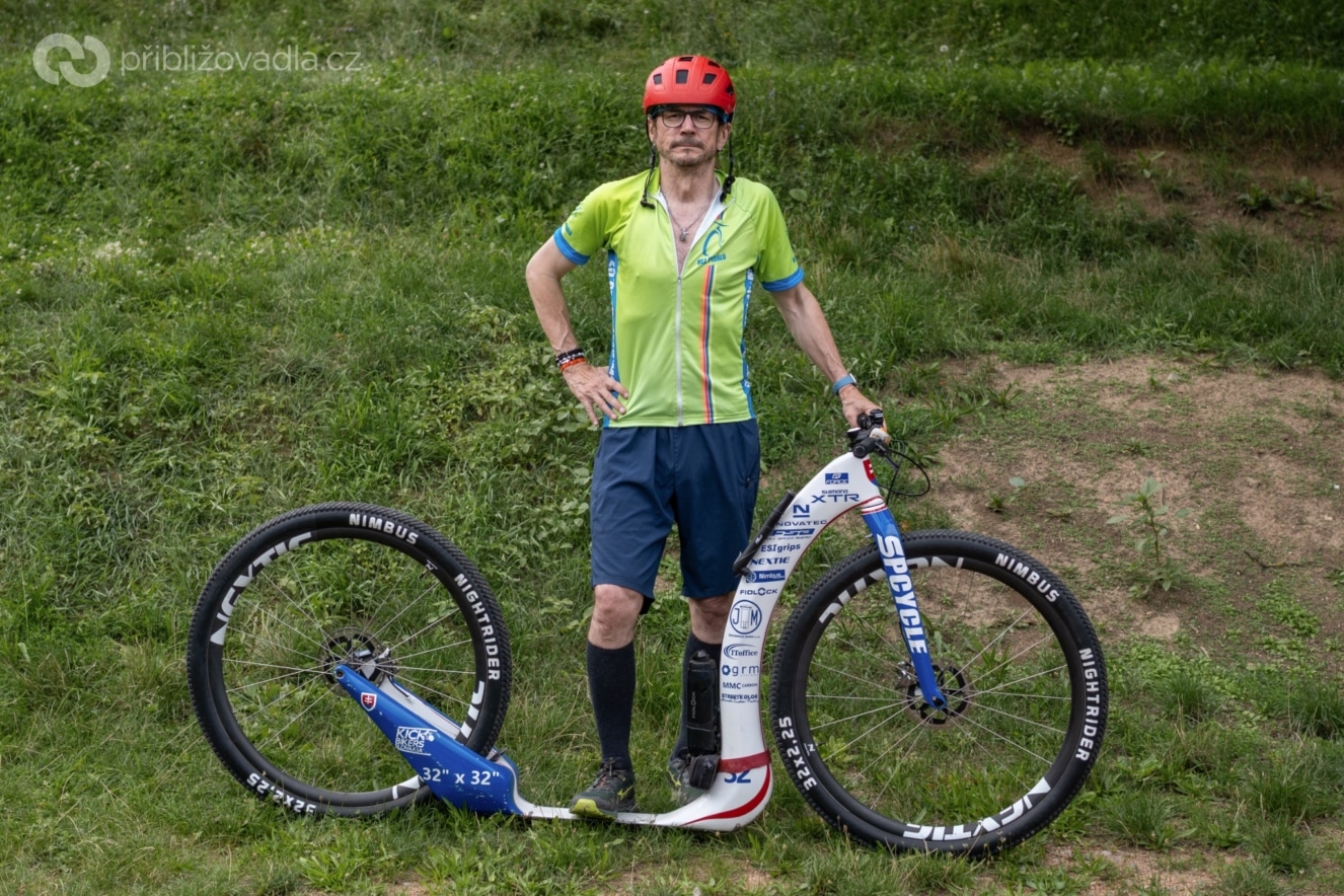 Můžete se prsit jak chcete, ale tato koloběžka bude pořád vypadat velká. Tedy nejen vypadat… | Foto Kateřina Nováková
