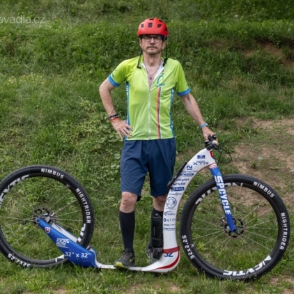 Můžete se prsit jak chcete, ale tato koloběžka bude pořád vypadat velká. Tedy nejen vypadat… | Foto Kateřina Nováková