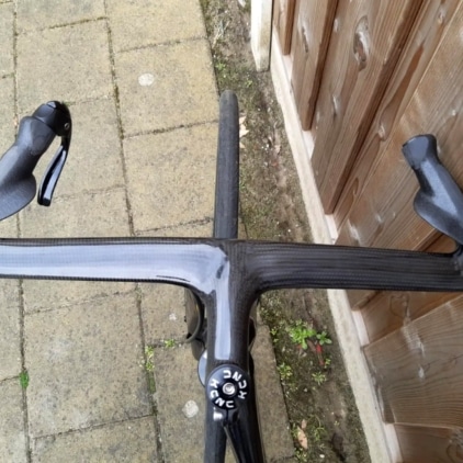 Řídítka, rajdy, riaditká, handlebars, (bullhorns) či kormáň…