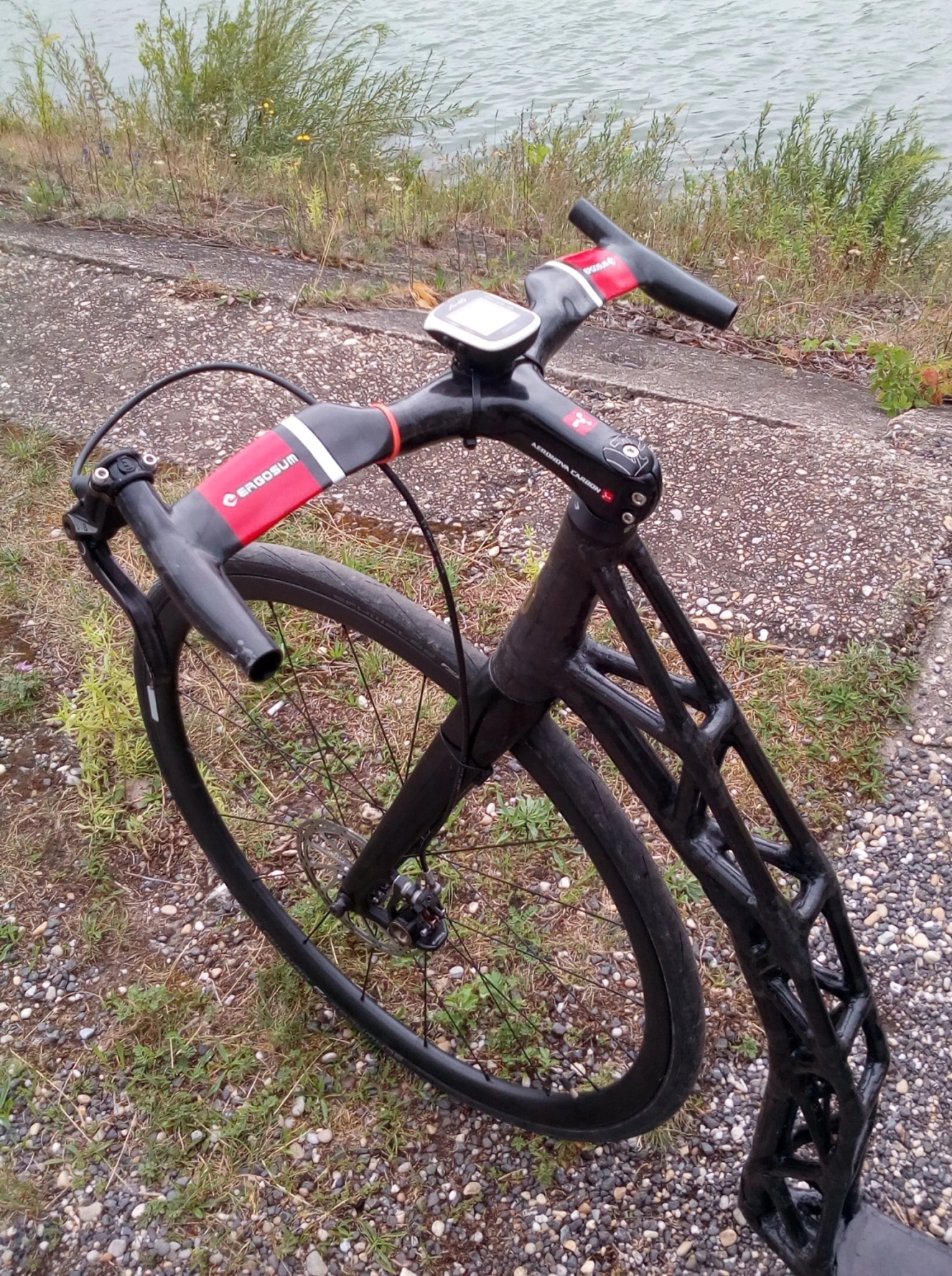 Řídítka, rajdy, riaditká, handlebars, (bullhorns) či kormáň…