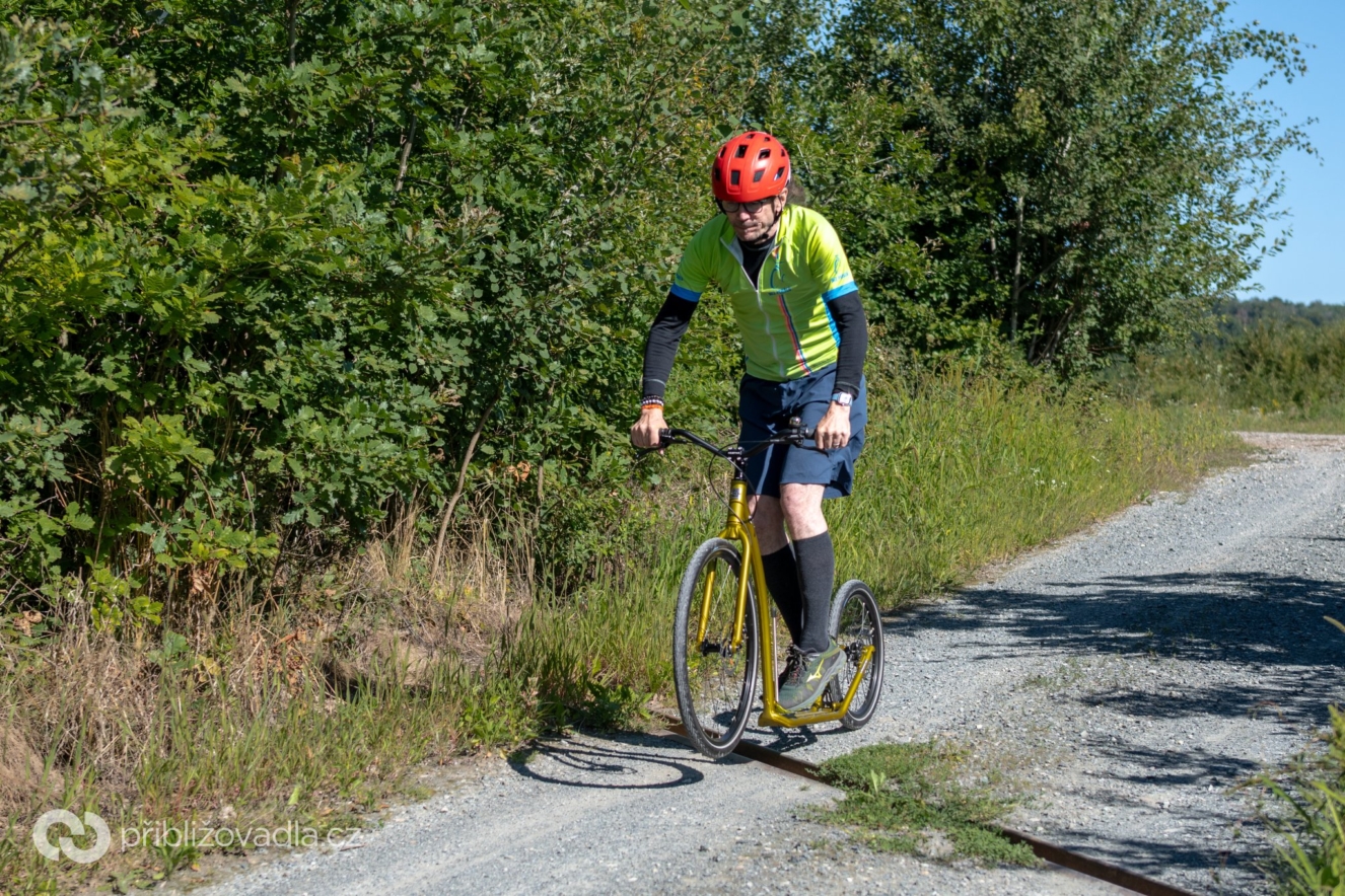 Kostka Tour Pro (G7) zvládá i zpevněné polní a lesní cesty bez nejmenších problémů | Foto Kateřina Nováková