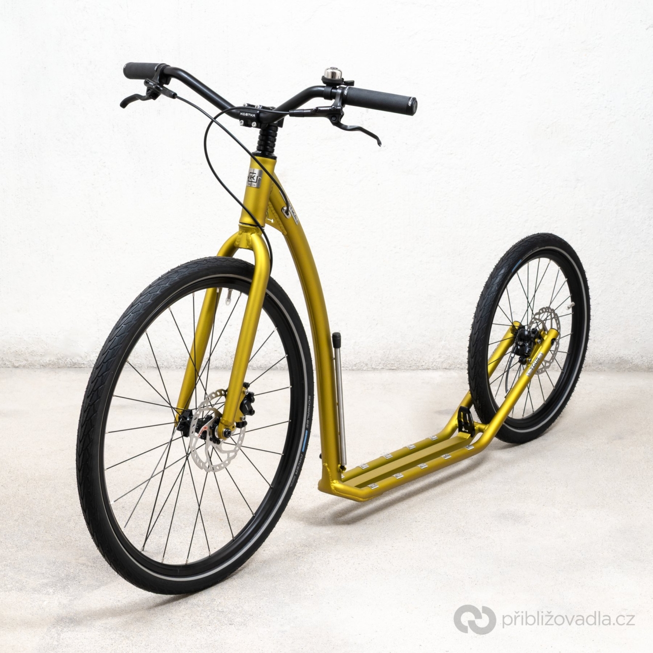 Kostka Tour Pro (G7) v barvě Magic Yellow. Pořídit si ji můžete také v laku Magic Dark Red, což je barva blízká bordó.