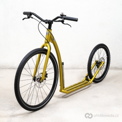 Kostka Tour Pro (G7) v barvě Magic Yellow. Pořídit si ji můžete také v laku Magic Dark Red, což je barva blízká bordó.