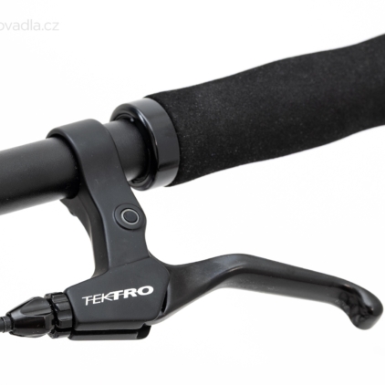 Brzdové páčky mají správnou ergonomii, pěnové gripy dobře tlumí mikrovibrace