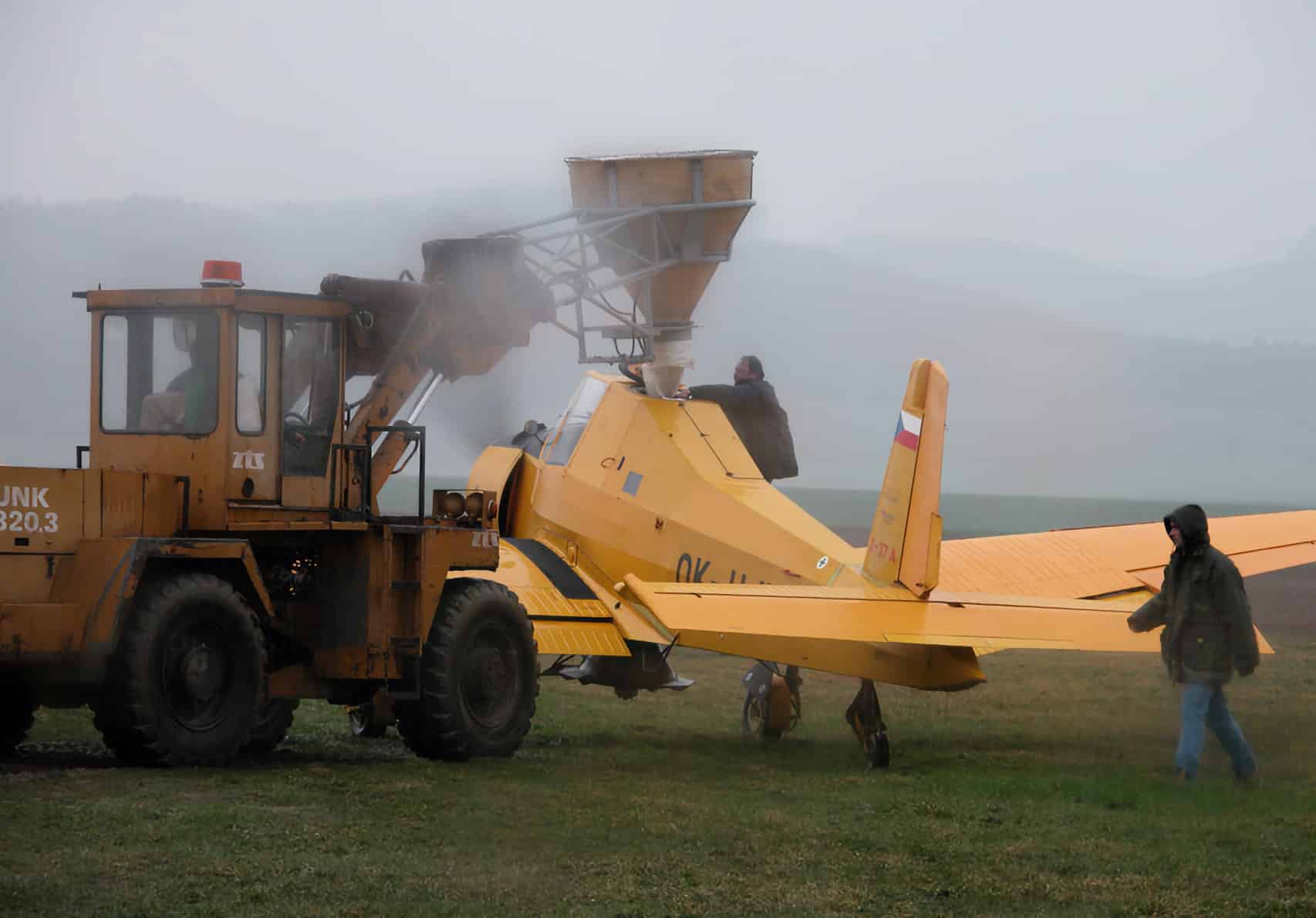 Plnění Čmeláka tajnou karbonizační látkou před vzletem na Slovensko | Foto John Richards (patrně agent CIA), zdroj Wikimedia Commons